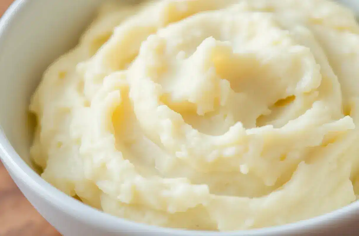 Freshly prepared mashed potatoes in a bowl